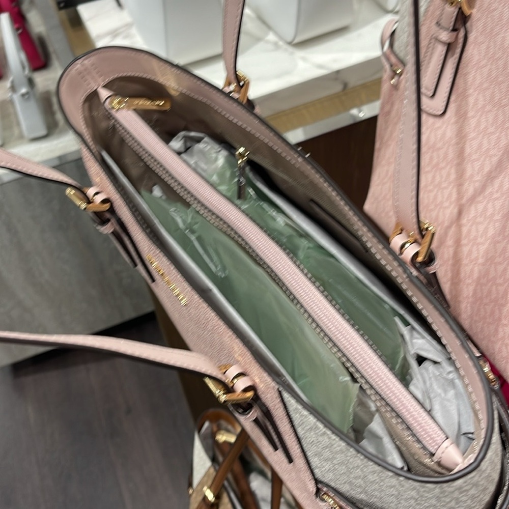 Michael Kors Voyager Large Color-Block Signature Logo Tote Bag
Powder Blush Mult - Picture 15 of 16